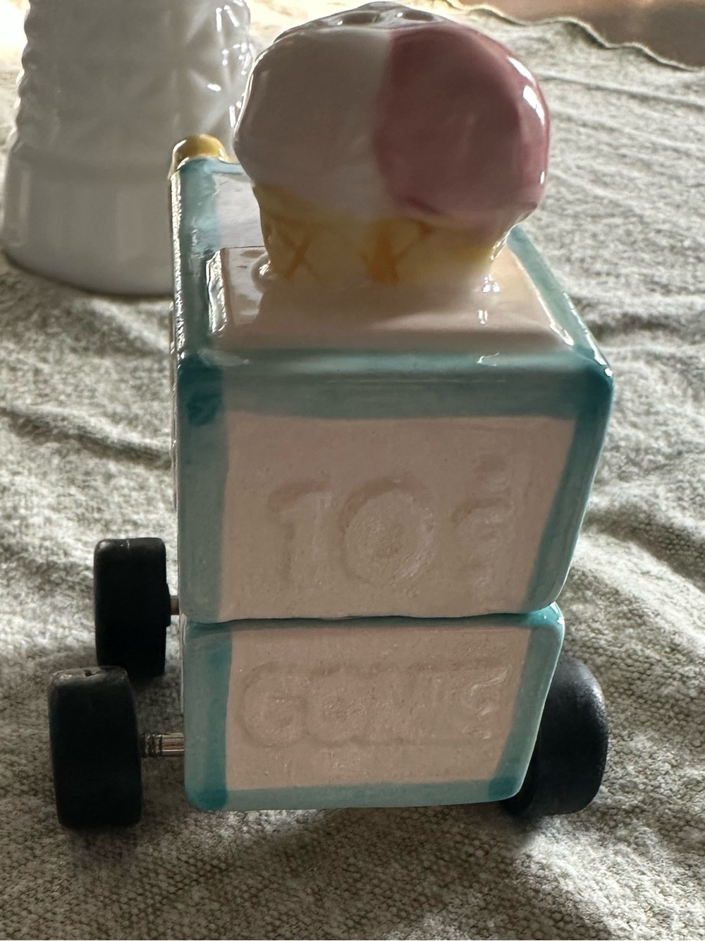 New “Wheelees” Ice Cream Truck Salt & Pepper Shaker Set - Picture 2 of 6